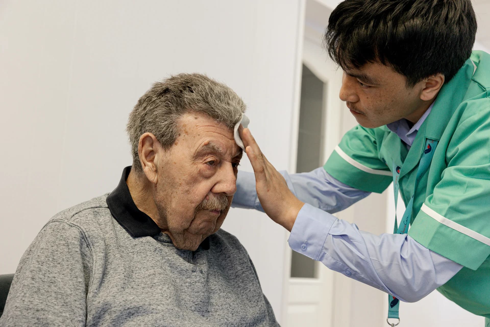 Kalsang Luna preparing an elderly patient for a neurotherapy session at Inna MediSync