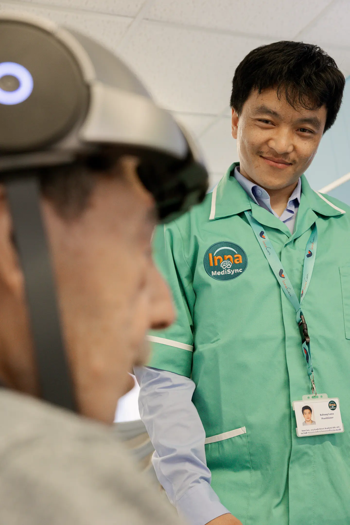 Kalsang Luna, Senior Neurotherapist, during a neurofeedback session at Inna MediSync