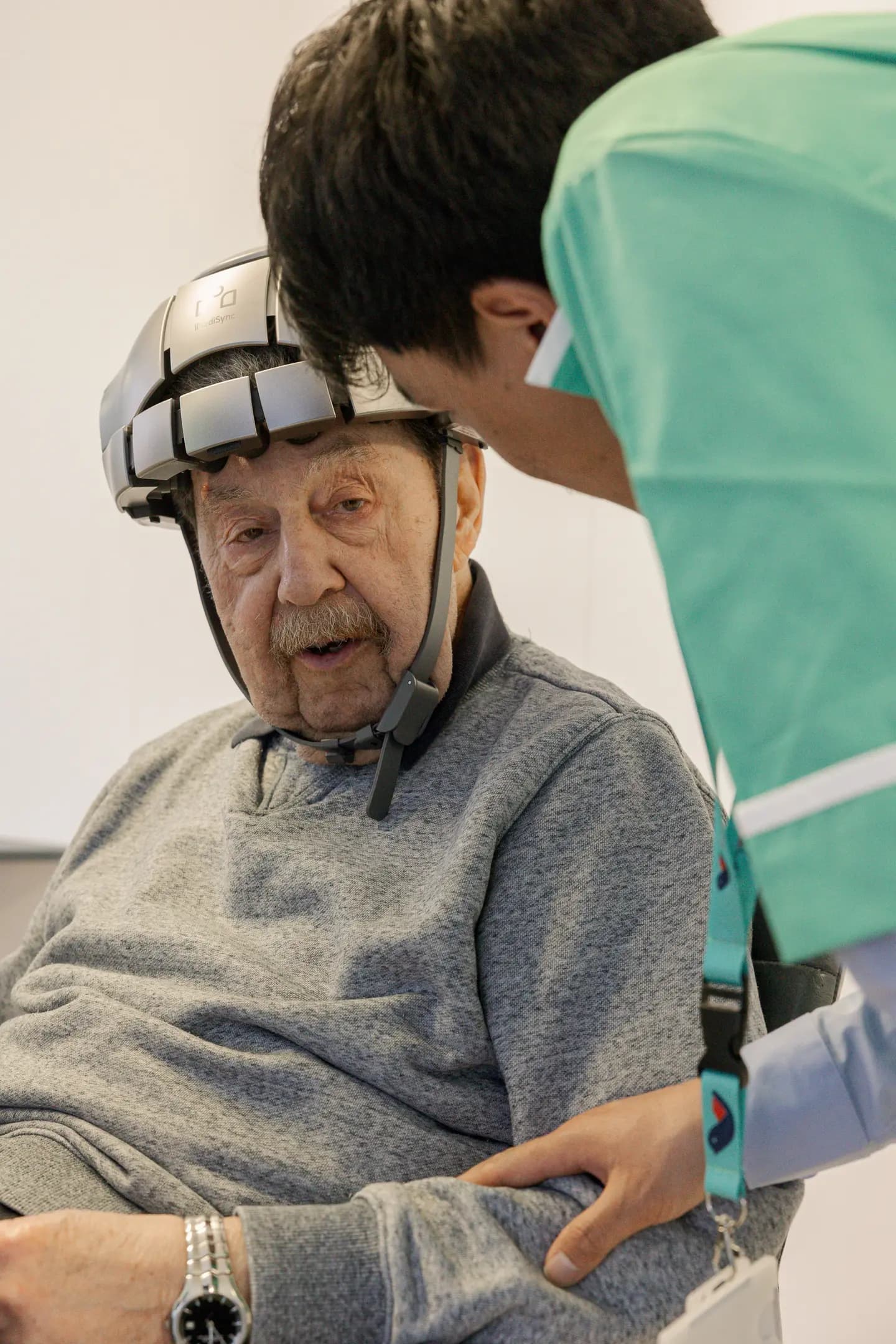Kalsang Luna supporting a patient during a neurotherapy session at Inna MediSync